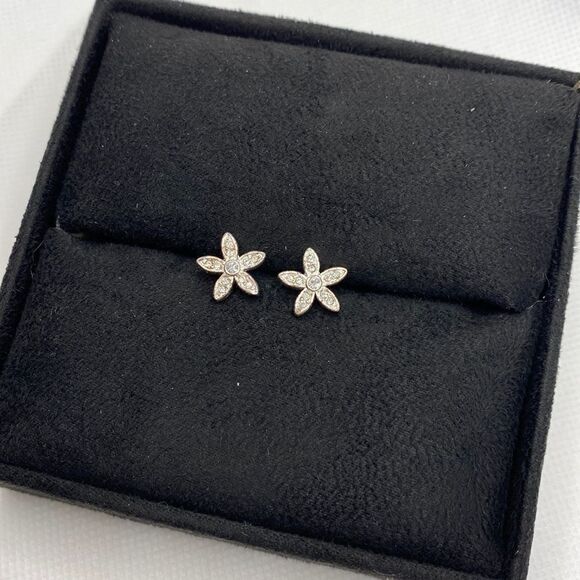💛 Nine West Designer Flower CZ Earrings - Picture 2 of 9